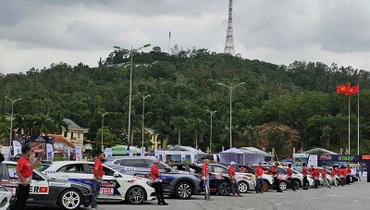Các vận động viên cùng phương tiện tham dự giải đua ô-tô.