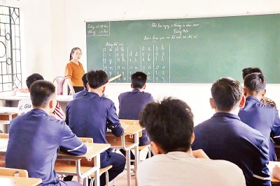 Mở lớp học xóa mù chữ cho các học viên tại Trung tâm cai nghiện bắt buộc tỉnh Lai Châu.