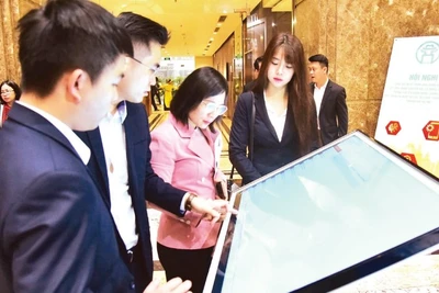 Cán bộ Văn phòng Thành ủy Hà Nội trải nghiệm ứng dụng chuyển đổi số dùng chung 3 cấp trong các cơ quan Đảng, chính quyền, Mặt trận Tổ quốc và các tổ chức chính trị-xã hội. (Ảnh NHẬT NAM)