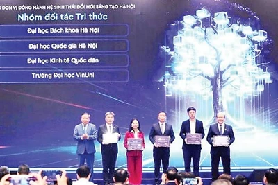 Lãnh đạo Thành ủy Hà Nội trao chứng nhận cho các đơn vị đồng hành hệ sinh thái đổi mới sáng tạo Hà Nội.