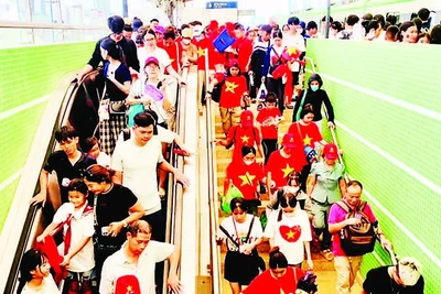 Tàu điện Cát Linh-Hà Đông phục vụ tốt nhu cầu đi lại, tham quan của người dân trong dịp kỷ niệm 80 năm Cách mạng Tháng Tám và Quốc khánh 2/9. (Ảnh HỒNG THÁI)