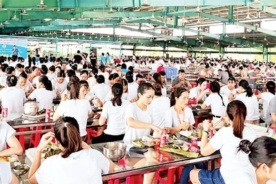 Hàng nghìn công nhân Công ty TNHH May Việt Thuận tham dự “Bữa cơm công đoàn”.