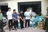 Các đối tượng (dấu X) cùng tang vật tại cơ quan Công an.