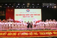 Lãnh đạo Bộ Công an và tỉnh Sơn La tặng hoa chúc mừng Ban Chấp hành Đảng bộ Công an tỉnh Sơn La khóa XXI, nhiệm kỳ 2025-2030.