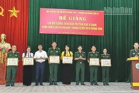 Ban tổ chức lớp học trao Giấy khen cho giảng viên và học viên đã có thành tích tốt trong việc giảng dạy và học tập tại khóa học.