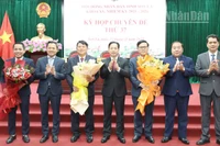 Đồng chí Hoàng Văn Nghiệm, Bí thư Tỉnh ủy Sơn La tặng hoa chúc mừng các đồng chí được Hội đồng nhân dân bầu tại kỳ họp thứ 37.