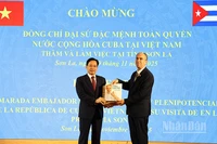 Đại sứ đặc mệnh toàn quyền nước Cộng hòa Cuba tại Việt Nam tặng quà lưu niệm cho tỉnh Sơn La.