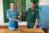 Ông Thào Bả BLồng, bản Bua Hin, xã Mường Hung đã tự nguyện trao nộp 2 khẩu súng tự chế. 
