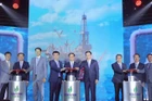 Các đại biểu thực hiện nghi thức đón dòng dầu đầu tiên của dự án Đại Hùng Pha 3.