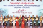 Giám đốc Sở Văn hóa và Thể thao thành phố Hà Nội Bạch Liên Hương cùng Giám đốc Bảo tàng Hà Nội Nguyễn Tiến Đà trao giấy chứng nhận và tặng hoa cho các nhân chứng lịch sử.