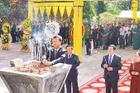 Đoàn đại biểu Tỉnh ủy, Hội đồng nhân dân, Ủy ban nhân dân, Ủy ban Mặt trận Tổ quốc Việt Nam tỉnh Kon Tum dâng hương lên các liệt sĩ.