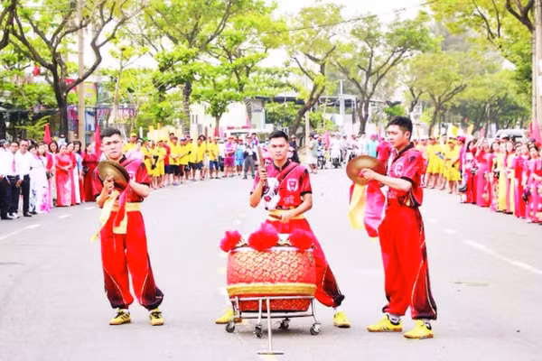 Lễ hội biển Sơn Trà diễn ra vào đầu xuân hằng năm là dịp để ôn lại truyền thống và phát huy nghề biển của cư dân ven biển Sơn Trà.