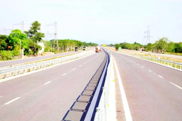 Đoạn tuyến cao tốc này có bốn làn xe, bề rộng nền đường 17m, tốc độ cao nhất cho phép 80 km/giờ.