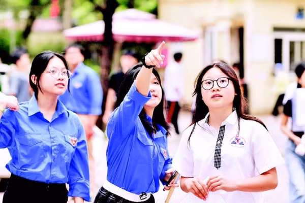 Lực lượng tình nguyện viên “Tiếp sức mùa thi” năm 2025 hỗ trợ thí sinh Thủ đô trong kỳ thi tuyển sinh lớp 10 công lập.