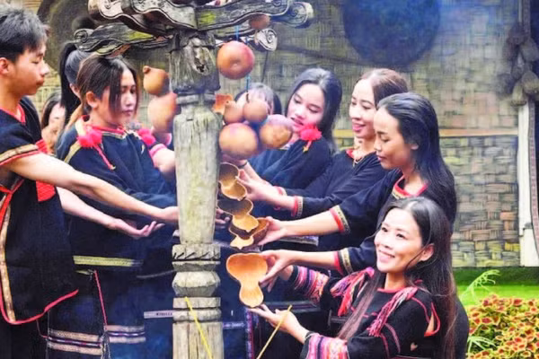 Mời rượu - một hoạt động mang tính trang trọng trong nghi lễ đón khách của dân tộc Ê Đê.