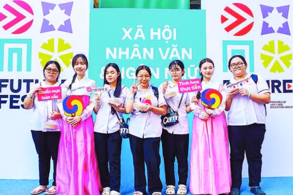 Học sinh trung học phổ thông tham gia ngày hội “Future Fest 2026” của Trường đại học Văn Lang. (Ảnh CTV)