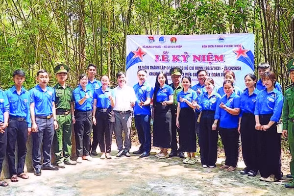 Đoàn thanh niên xã Thiện Hưng, tỉnh Đồng Nai tìm hiểu về cột mốc biên biên giới quốc gia.