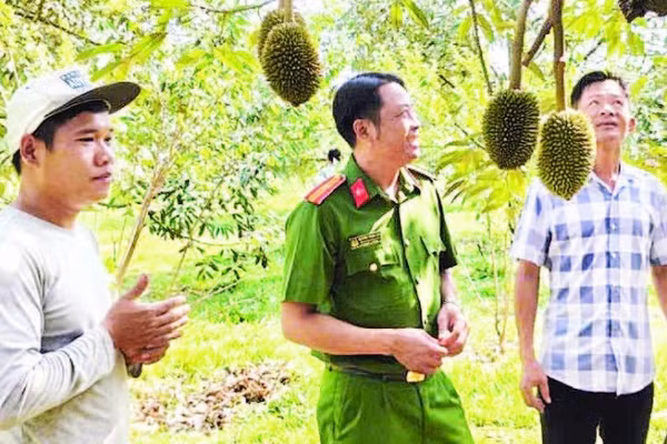 Công an xã Long Hà cùng Ban điều hành ấp đến thăm hỏi người dân ở thôn 7, xã Long Hà phát triển kinh tế gia đình.