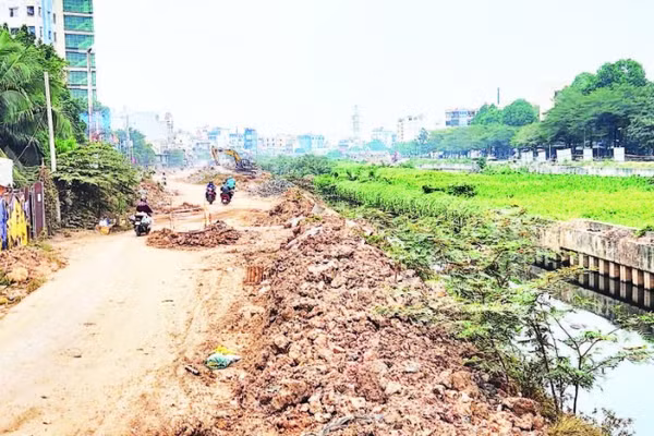 Một số gói thầu thuộc Dự án xây dựng hạ tầng và cải tạo môi trường kênh Tham Lương-Bến Cát-rạch Nước Lên, tiến độ thi công ì ạch, ảnh hưởng đến đời sống dân sinh.