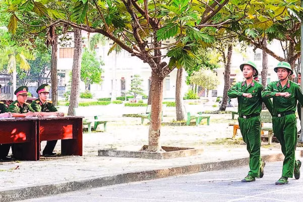 Quân khu 7 kiểm tra công tác huấn luyện chiến sĩ mới tại Trung đoàn Gia Định.