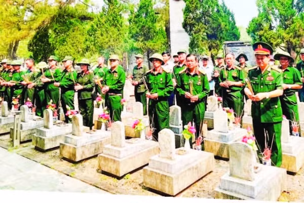 Hội Cựu chiến binh xã Toàn Lưu (Hà Tĩnh) dâng hương tưởng nhớ các anh hùng liệt sĩ tại Nghĩa trang liệt sĩ quốc gia Trường Sơn, tỉnh Quảng Trị.