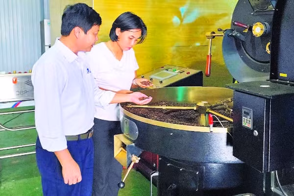 Chính quyền xã Ia Phí vận động chị Rơ Châm Awưnh hoàn chỉnh hồ sơ để hướng đến OCOP đạt 4 đến 5 sao.