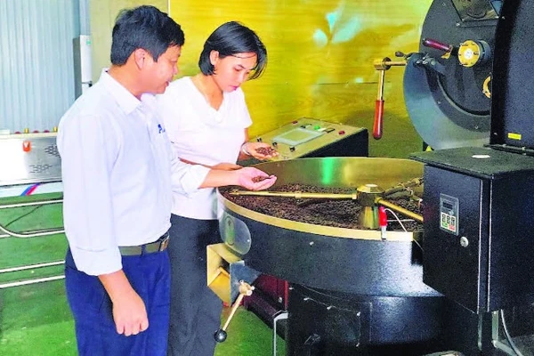 Chính quyền xã Ia Phí vận động chị Rơ Châm Awưnh hoàn chỉnh hồ sơ để hướng đến OCOP đạt 4 đến 5 sao.