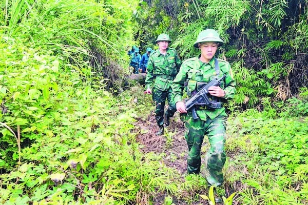 Cán bộ, chiến sĩ Đồn Biên phòng Cửa khẩu Lệ Thanh tuần tra biên giới.
