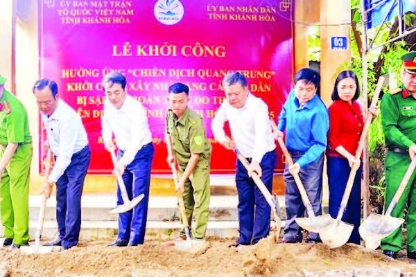 Lễ khởi công xây dựng nhà tặng các hộ dân bị thiệt hại nặng do thiên tai. (Ảnh VŨ TÂN)