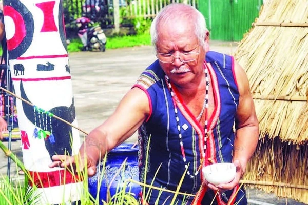 Già làng thực hiện nghi thức mời Yàng về dự lễ hội.