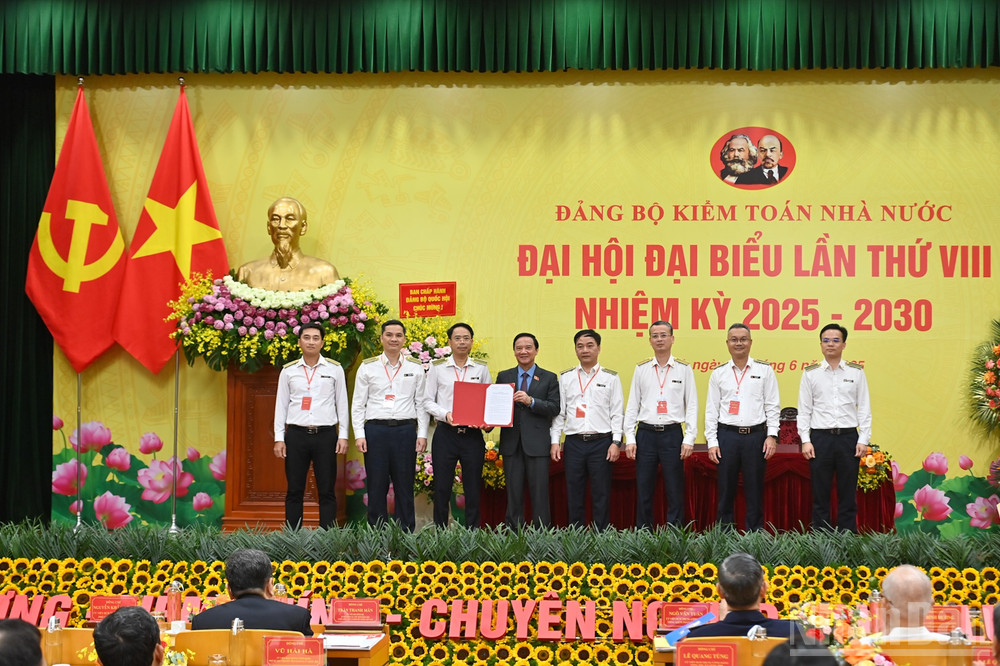 Phó Chủ tịch Quốc hội Nguyễn Khắc Định trao Quyết định cho Ủy ban Kiểm tra Kiểm toán Nhà nước nhiệm kỳ 2025-2030. ndo_br_bnd-5369.jpg