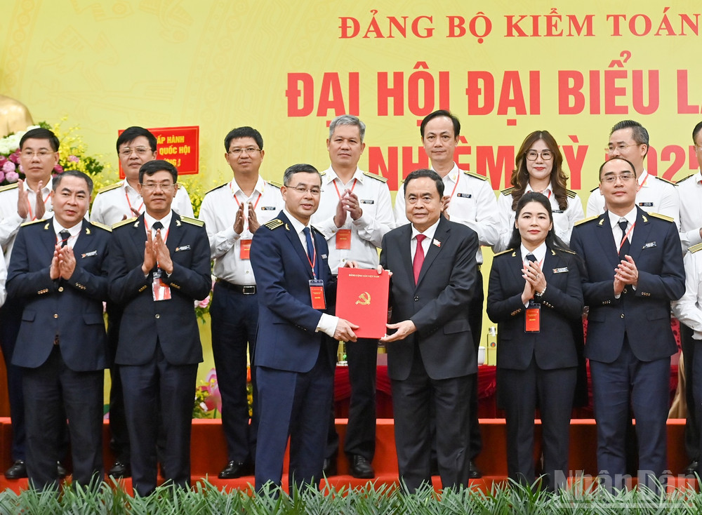 Bí thư Đảng ủy Quốc hội, Chủ tịch Quốc hội Trần Thanh Mẫn trao Quyết định và tặng hoa chúc mừng Ban Chấp hành Đảng bộ Kiểm toán Nhà nước nhiệm kỳ 2025-2030. ndo_br_bnd-5334.jpg