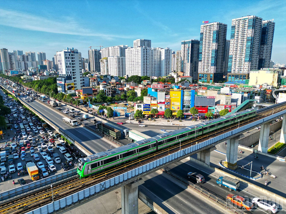 Tác phẩm: Giao thông đô thị hướng tới tương lai bền vững. Tác giả: Tuấn Anh (Tàu điện Cát Linh - Hà Đông (Hà Nội) hoạt động đã góp phần phát triển giao thông xanh hướng tới tương lai bền vững). ndo_br_8.jpg