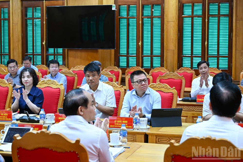 Các đồng chí Ủy viên Ban Thường vụ và các đại biểu dự hội nghị. ndo_br_2-2041.jpg