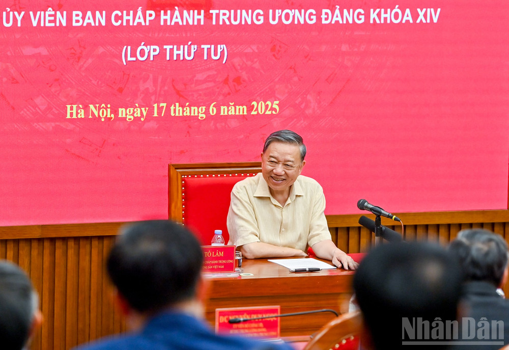 Tổng Bí thư Tô Lâm trao đổi với các học viên. ndo_br_6-7735.jpg