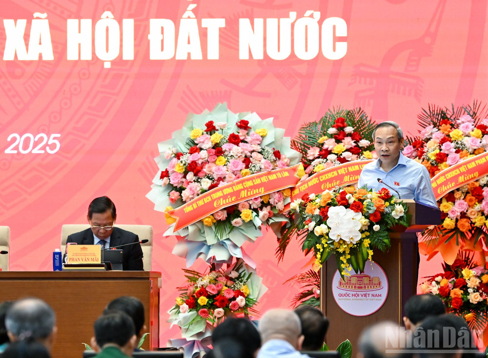 Đại biểu Phan Đức Hiếu, Ủy ban Kinh tế và Tài chính trình bày tham luận. ndo_br_9-4092.jpg