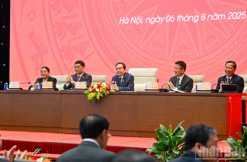 Chủ tọa điều hành phiên chuyên đề "Hoạt động giám sát của Quốc hội góp phần phát triển kinh tế-xã hội của đất nước" . ndo_br_7-4015.jpg