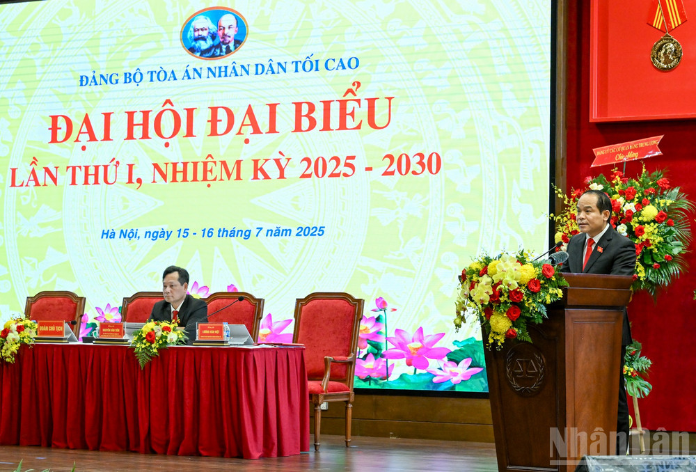 Phó Chánh án Tòa án nhân dân tối Nguyễn Quốc Đoàn trình bày báo cáo tại Đại hội. ndo_br_6-2497.jpg