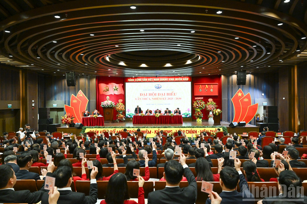 Đại biểu biểu quyết thông qua Nghị quyết Đại hội. ndo_br_8-2491.jpg