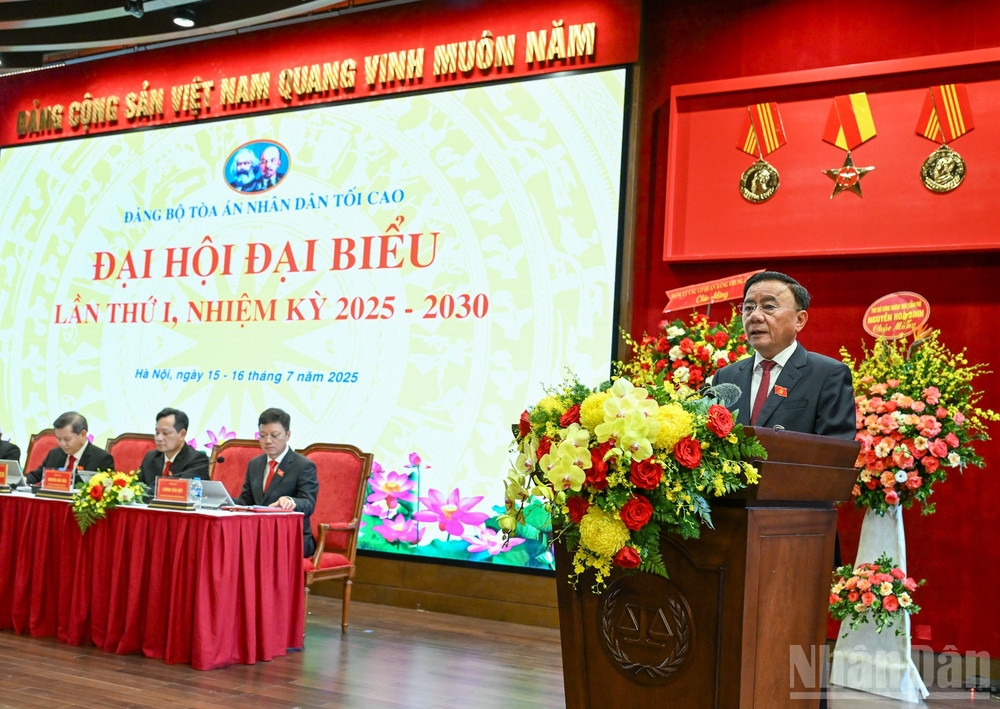 Đồng chí Trần Cẩm Tú, Ủy viên Bộ Chính trị, Thường trực Ban Bí thư, Bí thư Đảng ủy các cơ quan Đảng Trung ương phát biểu chỉ đạo Đại hội. ndo_br_9-2549.jpg