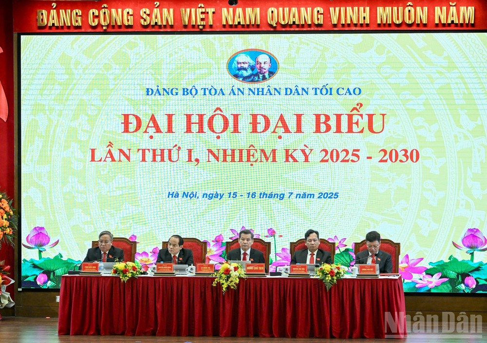 Đoàn Chủ tịch điều hành Đại hội. ndo_br_7-2503.jpg