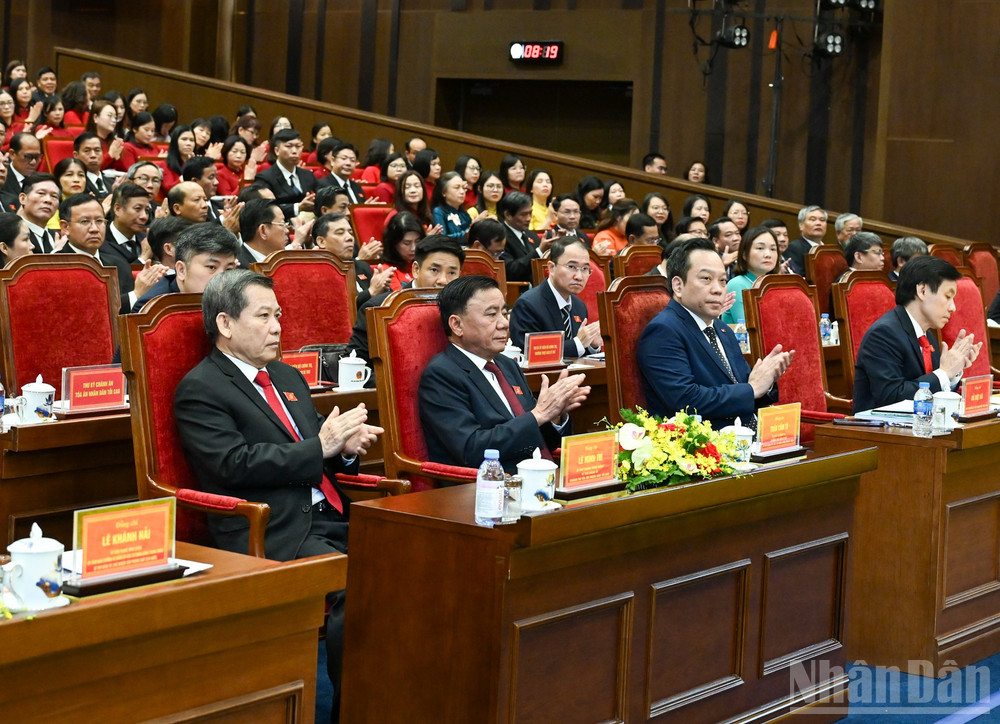 Thường trực Ban Bí thư Trần Cẩm Tú cùng các đồng chí lãnh đạo Đảng, Nhà nước và các đại biểu dự Đại hội. ndo_br_4-2453.jpg