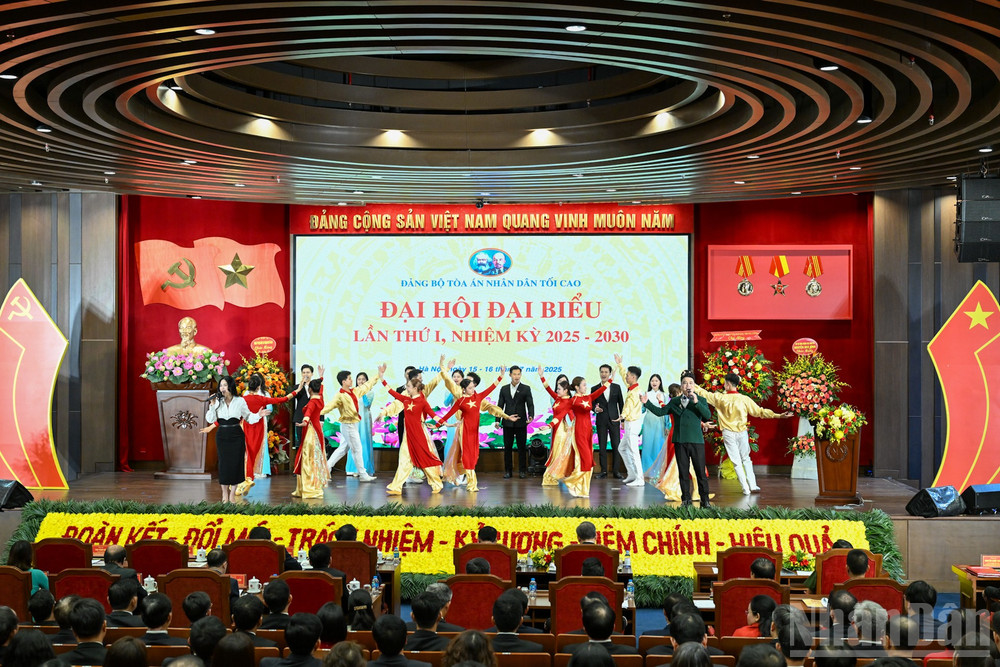 Tiết mục văn nghệ chào mừng Đại hội. ndo_br_2-2431.jpg