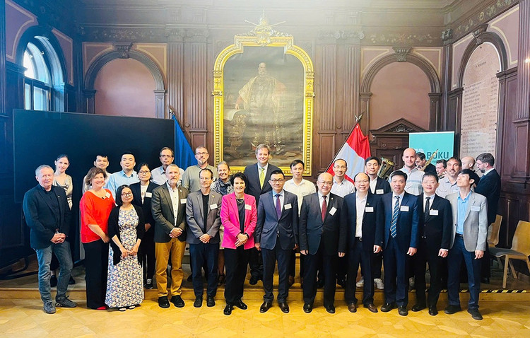 Lãnh đạo và đại biểu của 2 đại học (HUST và BOKU) chụp hình lưu niệm với Đại sứ Việt Nam tại Cộng hòa Áo và Slovenia.