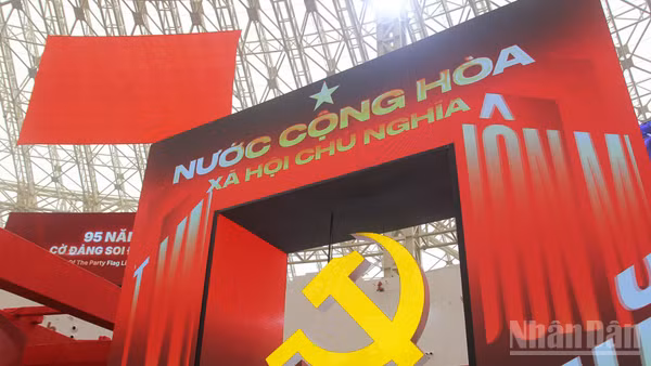 Khung hình LED với biểu tượng chủ nghĩa Cộng sản trở thành điểm nhấn nổi bật của phân khu.