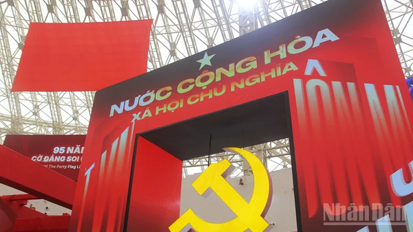 Khung hình LED với biểu tượng chủ nghĩa Cộng sản trở thành điểm nhấn nổi bật của phân khu.