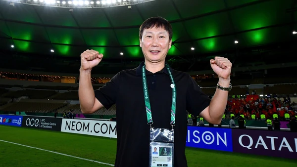 Huấn luyện viên Kim Sang Sik ăn mừng sau chiến thắng 3-2 trước U23 UAE. (Ảnh: VFF)