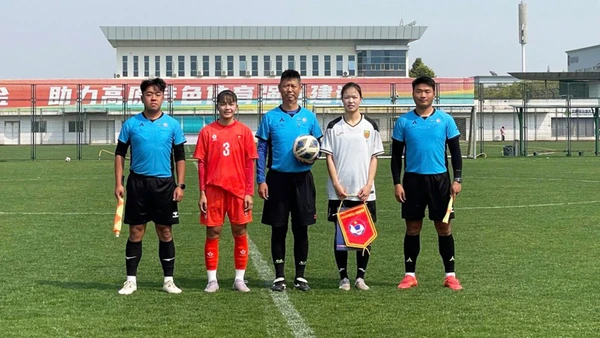 Đội trưởng hai đội cùng ban trọng tài trước trận đấu. (Ảnh: VFF)