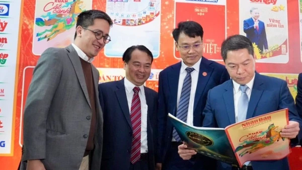 Phóng viên thường trú Báo Nhân Dân tại Lạng Sơn giới thiệu Báo Nhân Dân số Tết Bính Ngọ với lãnh đạo tỉnh Lạng Sơn.