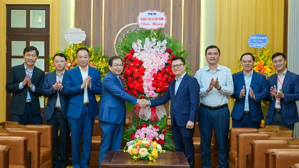 Đồng chí Lê Quốc Minh, Tổng Biên tập Báo Nhân Dân tiếp Đoàn Thông tấn xã Việt Nam. (Ảnh: BẢO LONG)